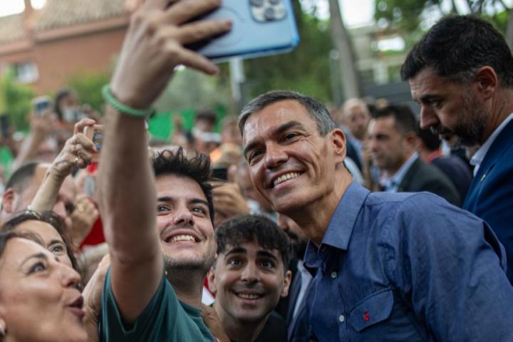 Pedro Sánchez haciéndose un 'selfie' el pasado mes de septiembre en Barcelona.