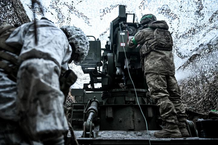 Soldados ucranianos se enfrentan a las fuerzas rusas