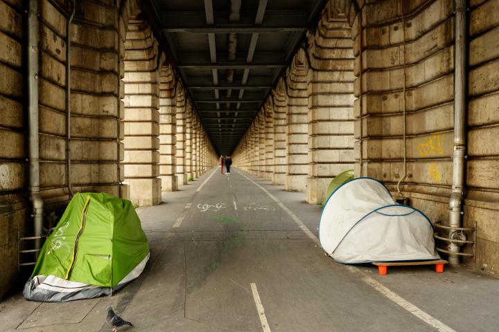 Tiendas de campaña de personas sin hogar bajo el viaducto del metro de París