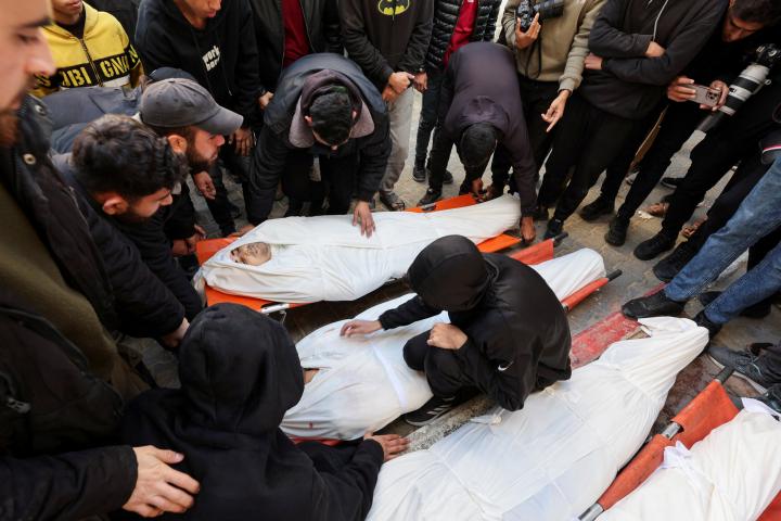 Un grupo de gazatíes llora los cuerpos de varios de los asesinados por Israel el 4 de febrero de 2026, en el Hospital Al-Shifa de la ciudad de Gaza.