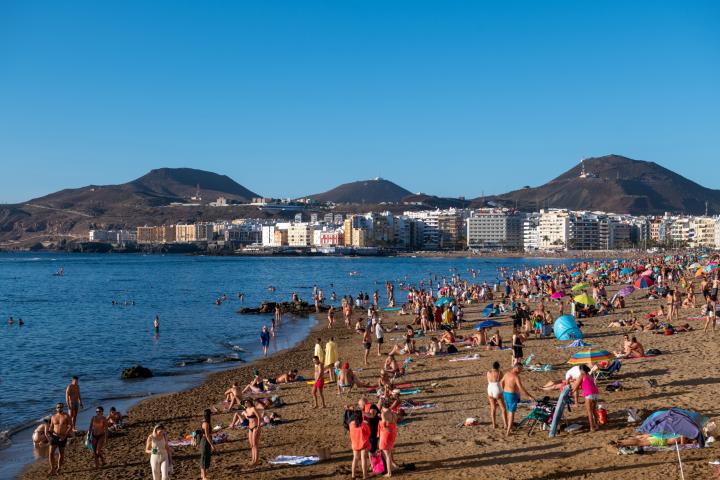 Un grupo de personas en la playa en una imagen de archivo