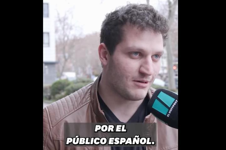 Un joven respondiendo si está de acuerdo con Pedro Sánchez o Elon Musk.