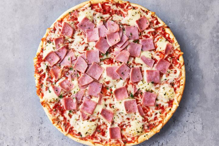 Una pizza refrigerada de jamón y queso.