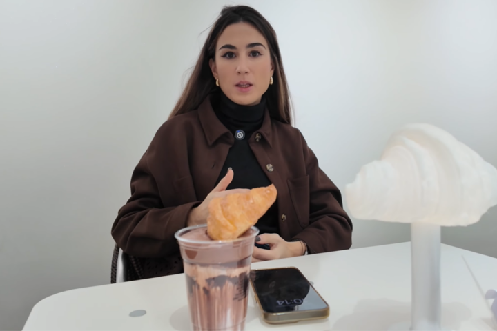 Alexandra Varela, emprendedora y creadora de contenido, comiendo el postre estrella en Nudake.