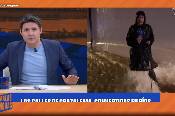 Cintora en Malas Lenguas junto a una reportera que informa bajo la lluvia.