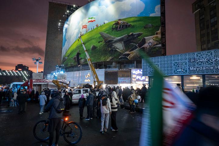 Ciudadanos iraníes se reúnen bajo una valla publicitaria antiestadounidense e israelí durante una manifestación a favor del régimen, el 4 de febrero de 2026, en Teherán.