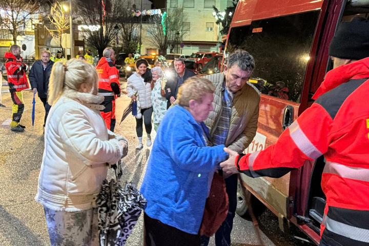 Desalojo de vecinos en Dúdar (Granada) por el temporal, en la noche del 4 al 5 de febrero de 2026.