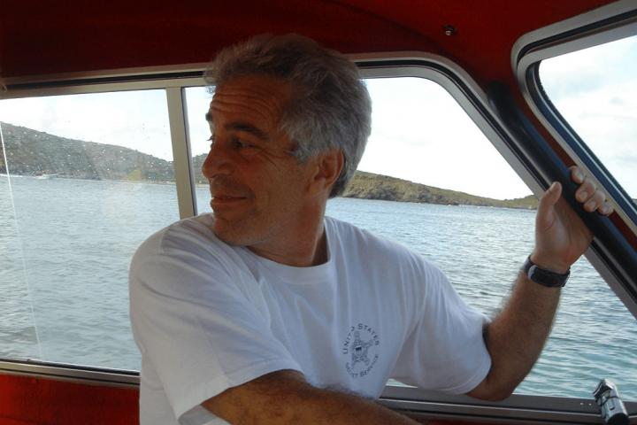 El pedófilo Jeffrey Epstein, pilotando un barco en una de las imágenes publicadas por el Departamento de Estado de EEUU el 20 de diciembre de 2025.