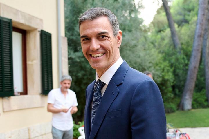 El presidente del Gobierno, Pedro Sánchez, asiste a una rueda de prensa tras reunirse con el rey Felipe VI en el Palacio de Marivent, el 29 de julio de 2025, en Mallorca.