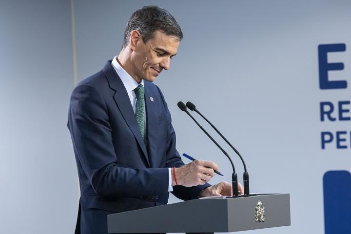 El presidente del Gobierno, Pedro Sánchez, tomando nota. Como muchos españoles tras la noticia de 'The Telegraph'.