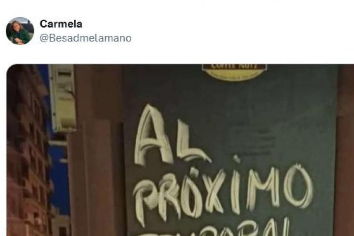 El tuit de @Besadmelamano con la pizarra de un bar.