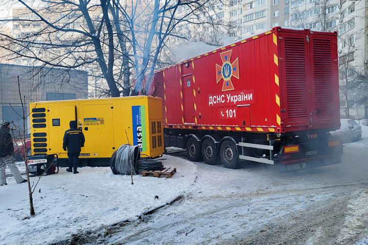 Estaciones eléctricas portátiles instaladas en Kiev para combatir los apagones