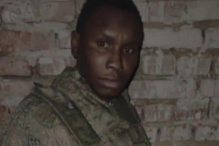 Francis Ndarua, uno de los soldados africanos descubiertos en las filas rusas, convertido supuestamente en kamikaze, en un vídeo subido a redes sociales.