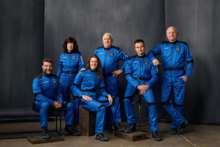 Imagen de Alberto Gutiérrez con el resto de viajeros en su expedición con Blue Origin.