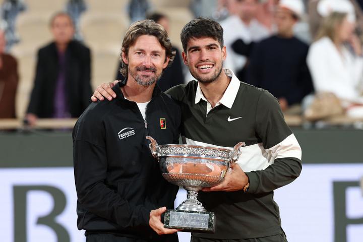 Juan Carlos Ferrero y Carlos Alcaraz, tras ganar Roland Garros en junio de 2025