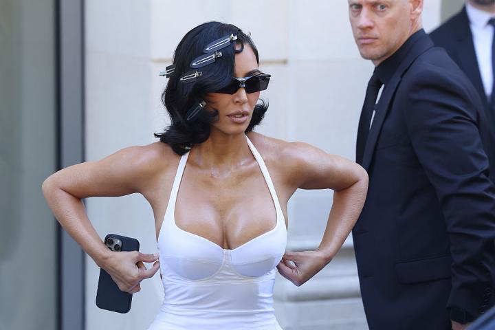 Kim Kardashian llega a Balenciaga durante la muestra de la colección de Alta Costura Otoño/Invierno 2025/2026, en el marco de la Semana de la Moda de París, el 9 de julio de 2025.