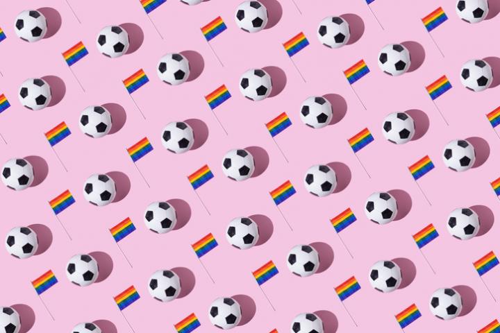 Montaje con la bandera LGTBIQ+ y balones de fútbol.