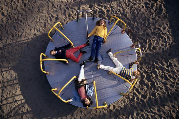 Niños jugando en un parque infantil en los años 90