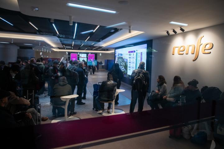 Pasajeros sufren retrasos en sus viajes de AVE