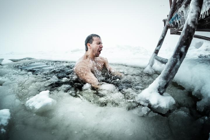 Un hombre se baña en agua helada