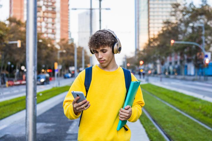 Un joven caminando hacia la escuela, en una imagen de archivo.