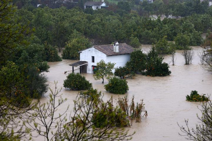 Una casa inundada cerca del río Guadalete, en pleno paso de la tormenta Leonardo, en Jimena de Líbar (Málaga), el 4 de febrero de 2026.