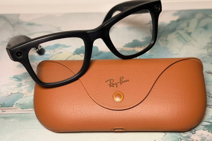 Así son las Ray-Ban Meta 2 en su modelo 'Wayfarer' y su estuche de carga, en color marrón.