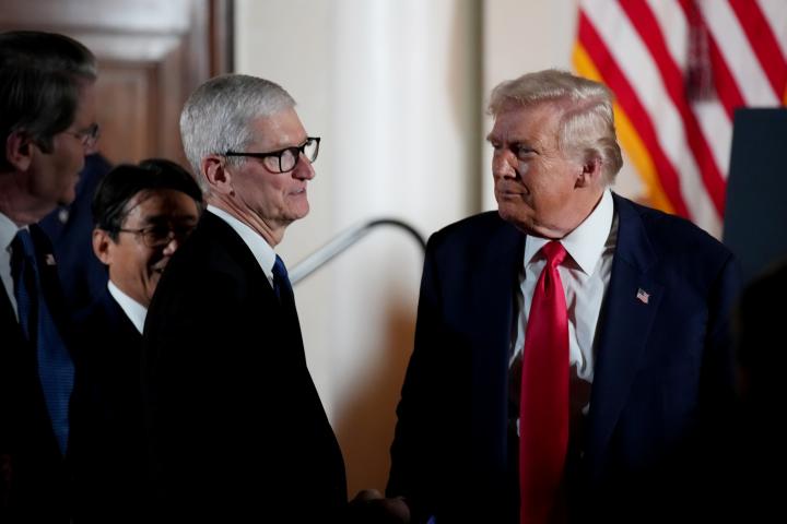 El CEO de Apple, Tim Cook, y el presidente de EEUU, Donald Trump.