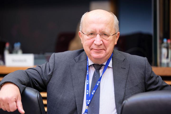 El comisario de Defensa y Espacio de la UE, Andrius Kubilius, asiste a la reunión semanal de la CE en el edificio Berlaymont, el 17 de septiembre de 2025, en Bruselas.