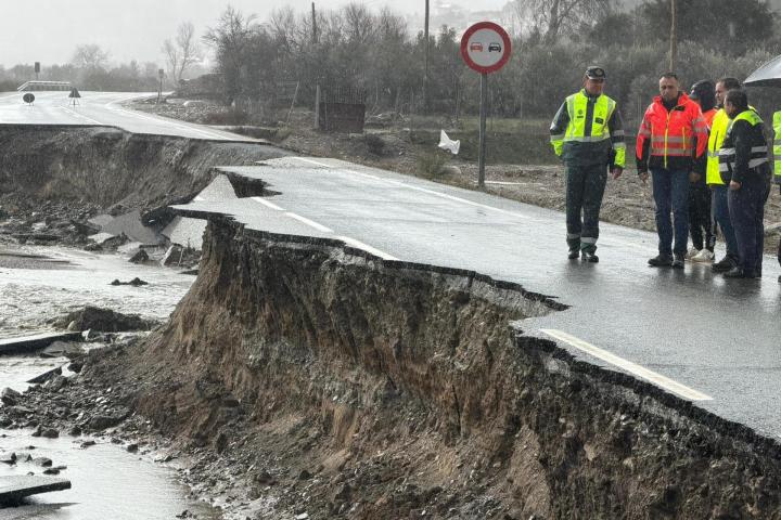 El presidente de la Diputación de Granada, Francis Rodríguez, observa los daños causados en la carretera GR-4105, que conecta Purullena con Lugros, el 5 de febrero de 2026.