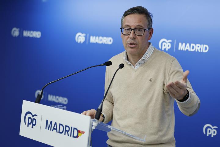 El secretario general del PP de Madrid, Alfonso Serrano, dando explicaciones sobre el presunto caso de acoso sexual denunciador por una exconcejala de Móstoles.