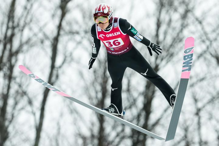 Esquiador Yukiya Sato durante un salto de esquí en Polonia