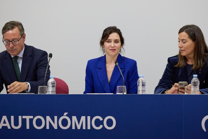 imagen de archivo de Alfonso Serrano, Isabel Díaz Ayuso y Ana Millán; en un comité del PP madrileño.