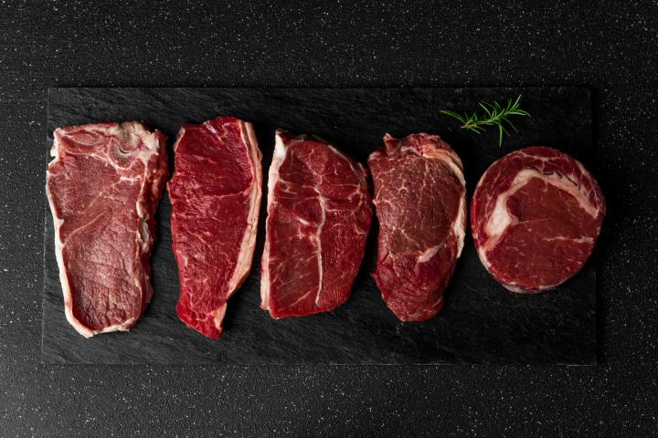 Imagen de archivo de distintos cortes de carne cruda.