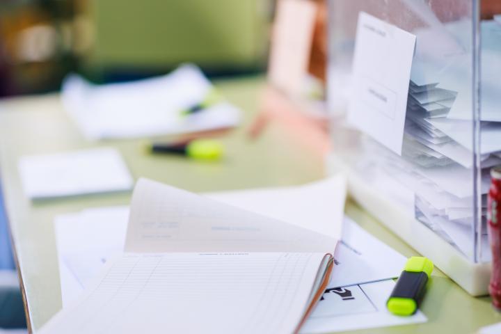 Imagen de archivo de una mesa electoral.