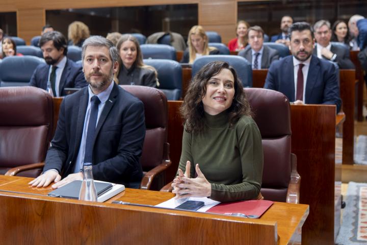 La presidenta de la Comunidad de Madrid, Isabel Díaz Ayuso, antes de comenzar una sesión de control en la Asamblea de Madrid.