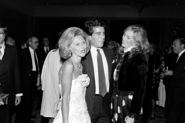 Las millonarias Barbara y Cathy Davis asisten a una fiesta benéfica para niños con diabetes en Denver, en 19882. Posan con un joven Jeffrey Epstein, a quien la prensa no sabía ni poner en los pies de foto su oficio real.