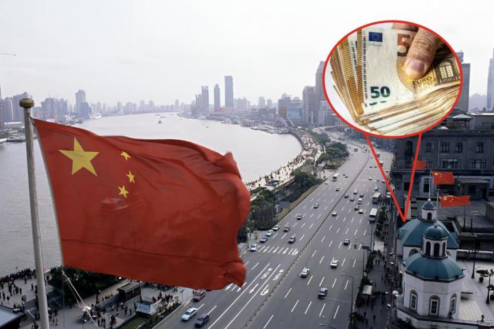 Una imagen de archivo de Shanghái (China) y una imagen superpuesta de un fajo de billetes