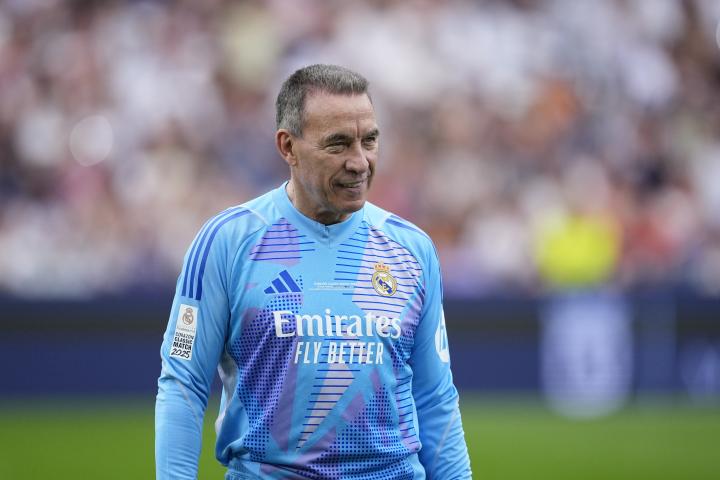 Paco Buyo, en 2025 en un partido de leyendas del Madrid.