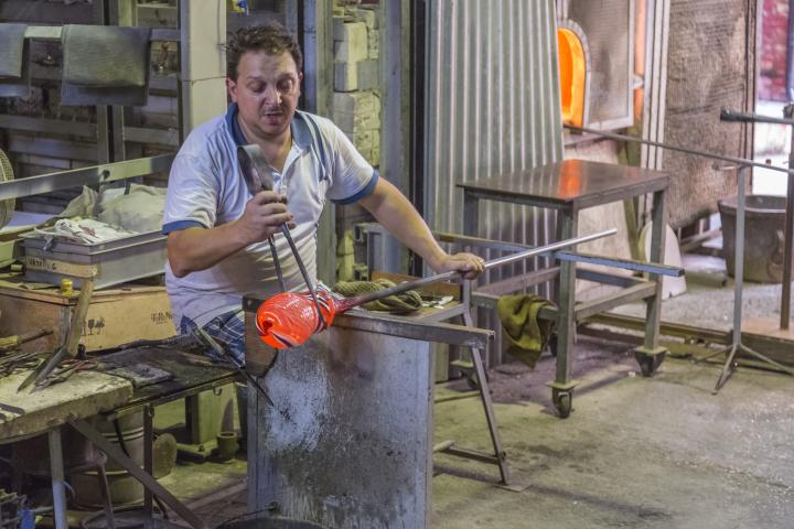 Un profesional trabajando el vidrio, en una imagen de archivo.