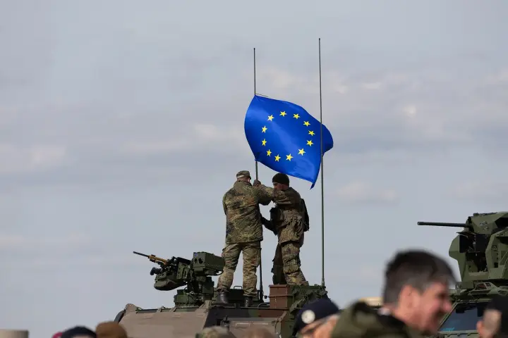 Un tanque con una bandera de la Unión Europea, en una imagen de unas maniobras difundida por el Eurocuerpo.
