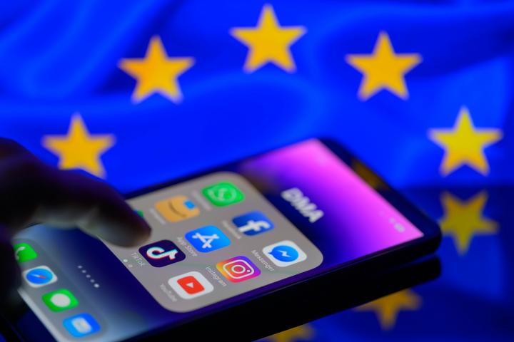 Un teléfono móvil con la bandera de Europa