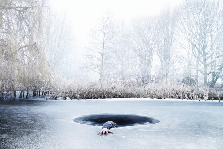 Una persona sumergida en un agujero de hielo