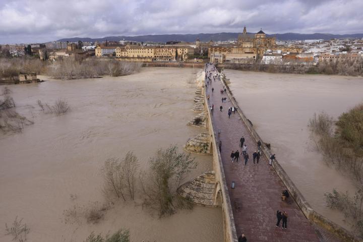 Vista del caudal del río Guadalquivir en Córdoba, el 5 de febrero de 2026, elevado por las lluvias del temporal Leonardo.