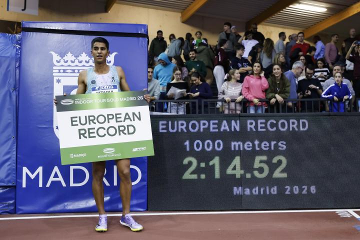 Attaoui posa con el récord de Europa que consiguió este viernes en Gallur.