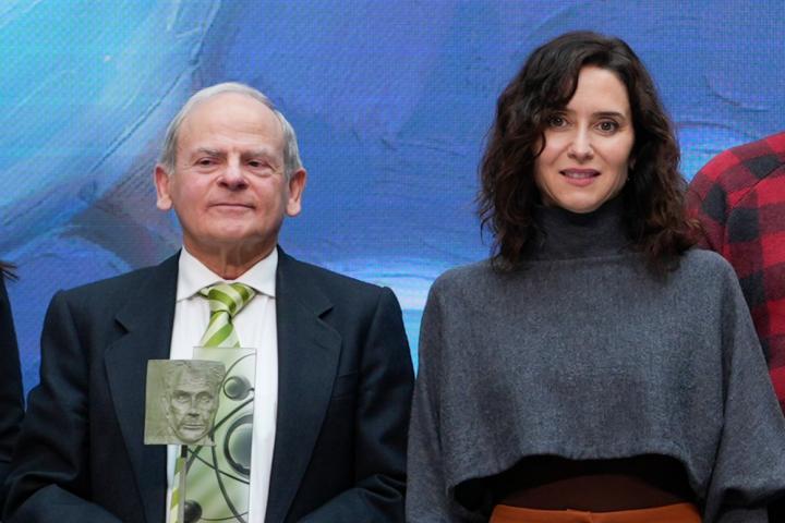 El prestigioso científico Javier Llorca y la presidenta de la Comunidad de Madrid, Isabel Díaz Ayuso.