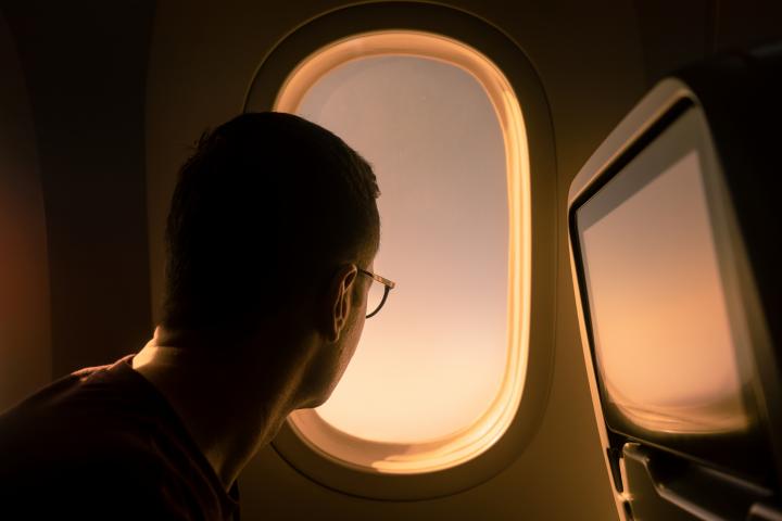 Hombre viajando en avión.
