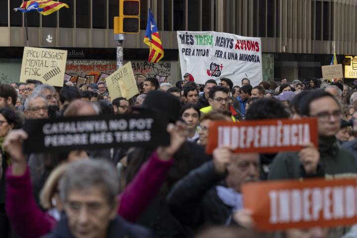 Plataformas de usuarios y entidades sociales se manifiestan este sábado por el centro de Barcelona para protestar por el servicio de Rodalies