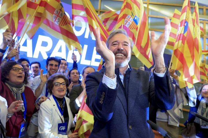 Jorge Azcón, celebrando los resultados del 8-F.