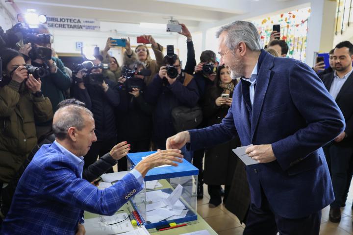 ZARAGOZA, 08/02/2026.- El candidato  del PP a la Presidencia de Aragón, Jorge Azcón , vota en el IES Virgen del Pilar de Zaragoza, en las elecciones autonómicas que se celebran este domingo en Aragón. EFE/Javier Cebollada